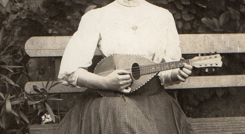 Carte postale : Qui est la jeune fille à la mandoline ?