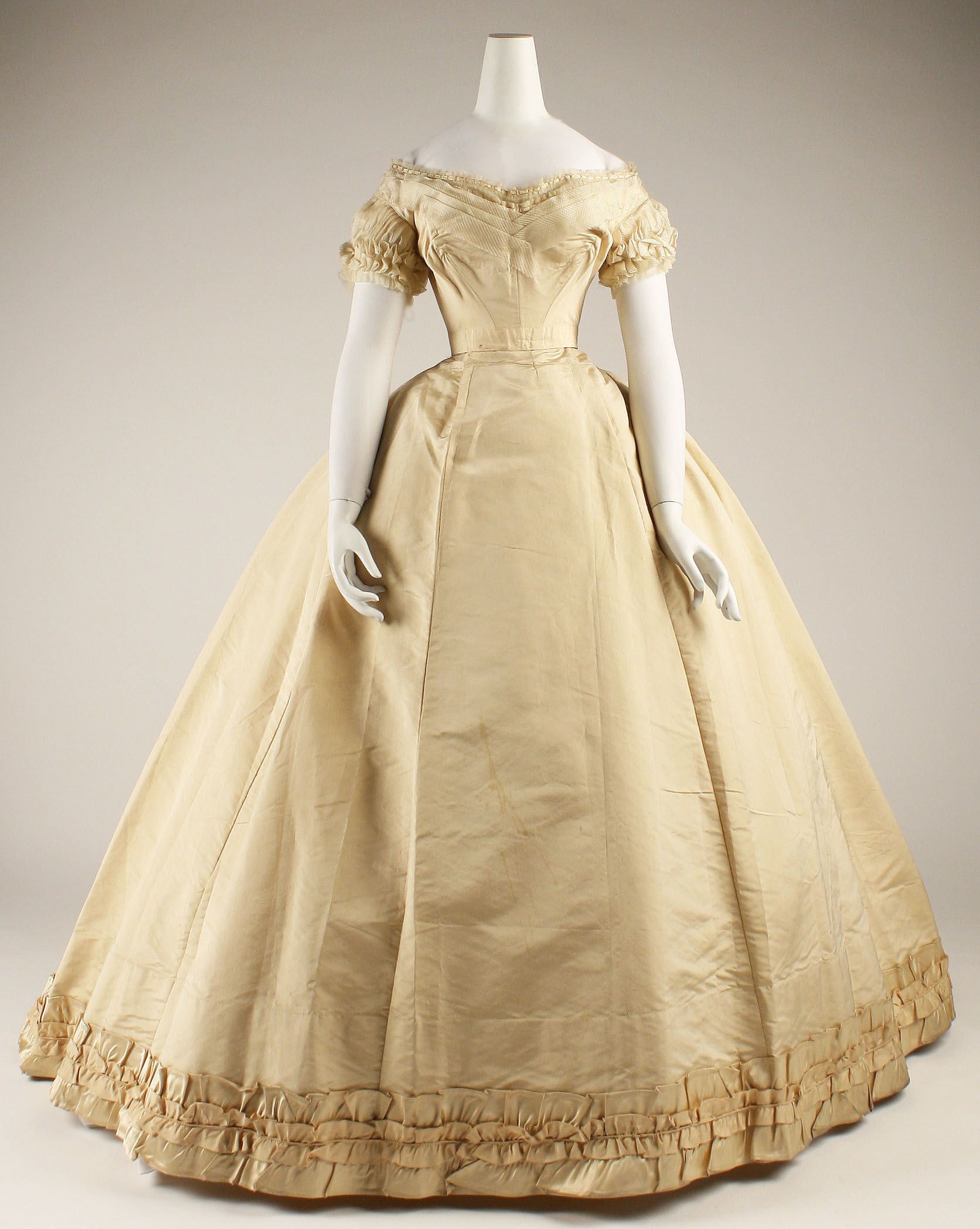 Noob Couture épisode 1 – Je me lance dans la réalisation d’une robe de bal style 1850